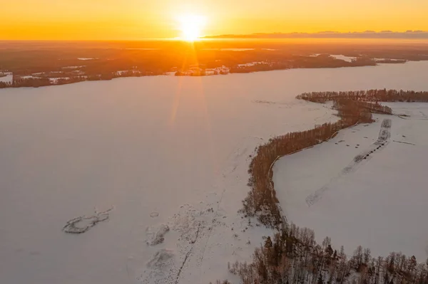 Sonnenaufgang Über Wald Und Eisbedecktem See Früher Sonnenaufgang Winter Drohnenfoto — Stockfoto