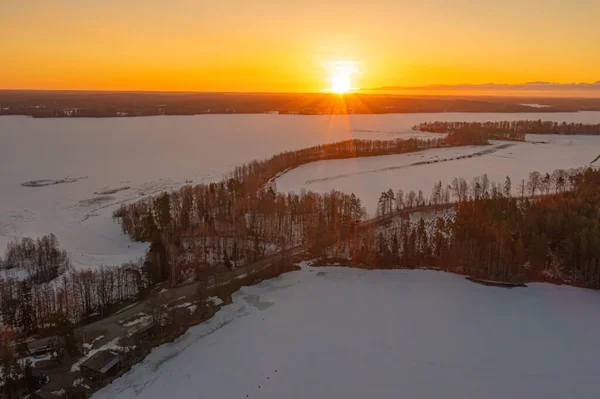 Sonnenaufgang Über Wald Und Eisbedecktem See Früher Sonnenaufgang Winter Drohnenfoto — Stockfoto