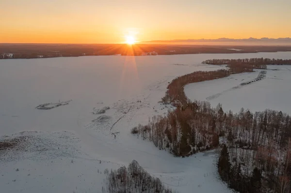 Восход Солнца Над Лесом Покрытым Льдом Озером Ранний Рассвет Зимой — стоковое фото