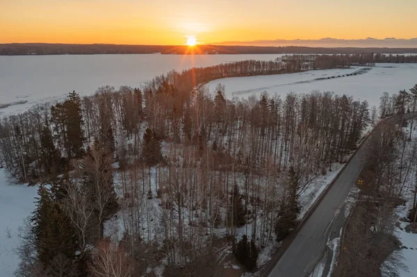 Восход Солнца Над Лесом Покрытым Льдом Озером Ранний Рассвет Зимой — стоковое фото