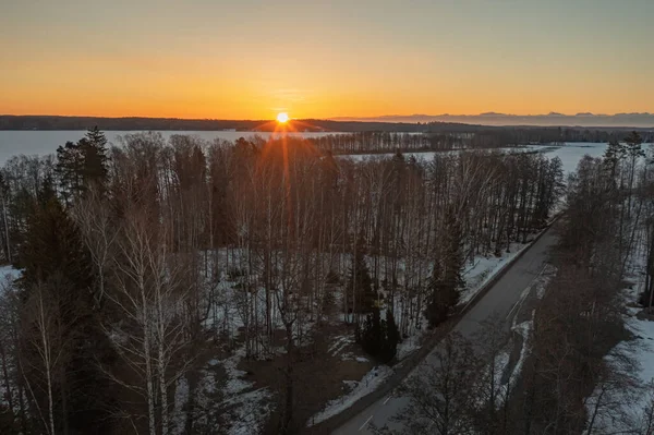 Sonnenaufgang Über Wald Und Eisbedecktem See Früher Sonnenaufgang Winter Drohnenfoto — Stockfoto