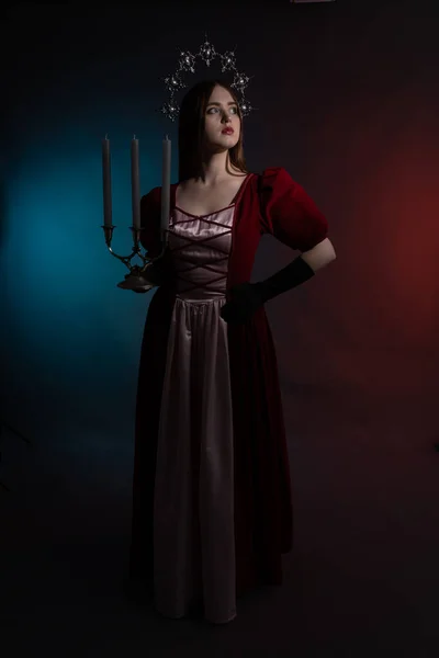Reine Fantasmée Mythique Avec Chandelier Couronne Gothique Argentée Sur Tête — Photo