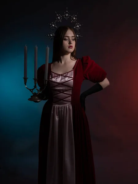Rainha Fantasia Mítica Com Castiçal Coroa Gótica Prateada Cabeça Vestido — Fotografia de Stock