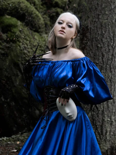 Belle Femme Dans Une Longue Robe Bleue Corset Cuir Noir — Photo