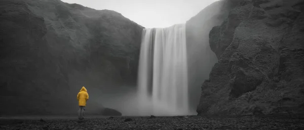 Skogafoss Waterfall Iceland Long Exposure Lonely Guy Yellow Raincoat — Stock Photo, Image