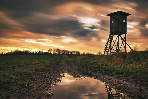 Jagdturm Sonnenuntergang Mit Sich Bewegenden Wolken Und Spiegelungen Und Einer — Stockfoto
