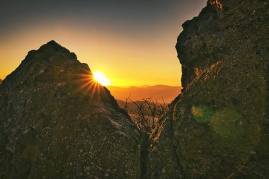 Almanya 'da kış gündönümünde güneş iki kayanın üzerinden yükseliyor.