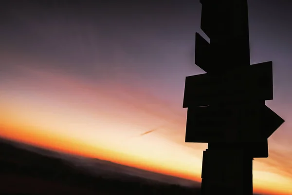 Вывеска Горах Закате — стоковое фото