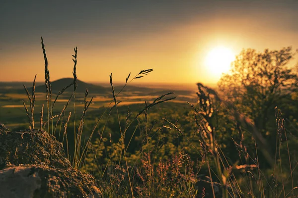 Wunderschöner Sonnenuntergang Auf Einem Hügel Mit Idyllischer Fernsicht — Stockfoto