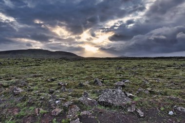 İzlanda 'da bir lav tarlasında gün batımı