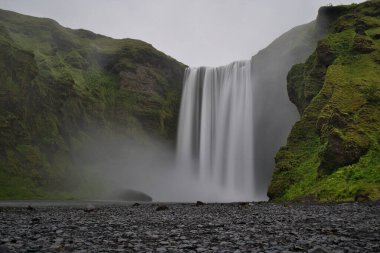 İzlanda 'daki ünlü Skogafoss şelalesinin uzun pozu