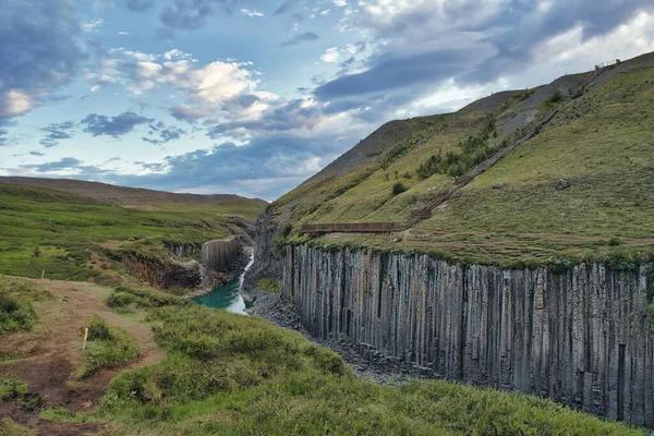 Στήλες Βασάλτη Στο Φαράγγι Studlagil Στην Ισλανδία — Φωτογραφία Αρχείου