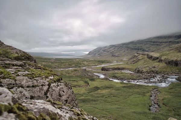 Green Valley Foggy Mountains River Iceland — Stock Photo, Image