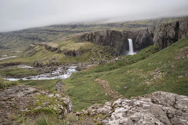 Bellissimo Paesaggio Con Una Cascata Piccolo Fiume Montagna Islanda — Foto Stock