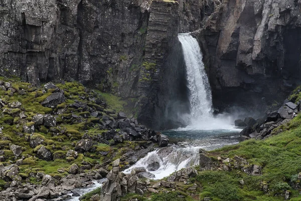 Primo Piano Bellissimo Paesaggio Con Una Cascata Piccolo Fiume Montagna — Foto Stock