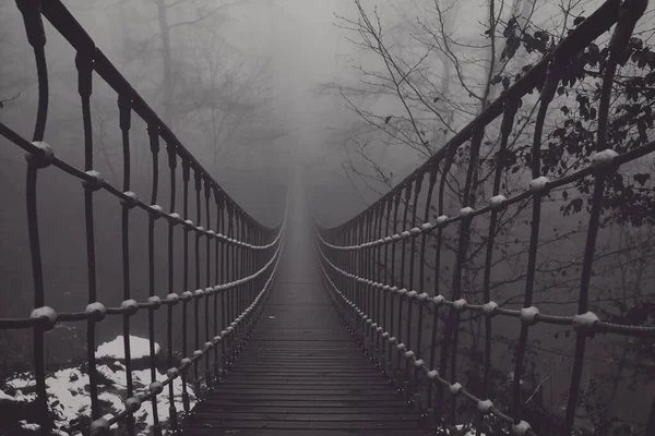 Veduta Ponte Sospeso Nella Nebbia — Foto Stock