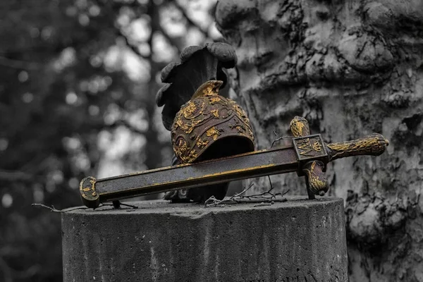 ケルンのMelatenfriedhofの彫刻刀ヘルメットを示す — ストック写真