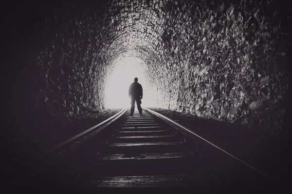 Tunnel Scuro Con Una Luce Brillante Alla Fine Silhouette Nera Fotografia Stock