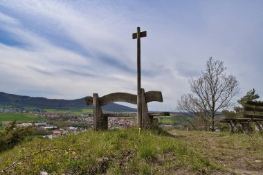 Tepenin tepesindeki ahşap bankta rahatlatıcı bir sahne