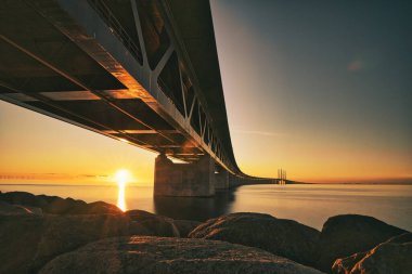 Danimarka ile İsveç arasındaki Öresund Köprüsü gün batımında uzun süre açık kalacak.