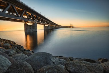 Öresund Köprüsü, Kopenhag Danimarka ve Malmö İsveç 'i gün batımında birbirine bağlıyor.