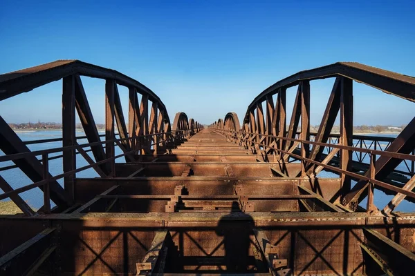 Старий Іржавий Сталевий Залізничний Міст Арками Зеленому Дереві — стокове фото