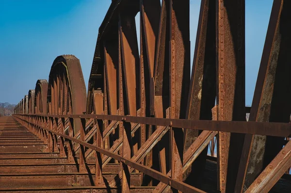 Doemitz Almanya Sında Kemerleri Olan Paslı Çelik Demiryolu Köprüsü — Stok fotoğraf
