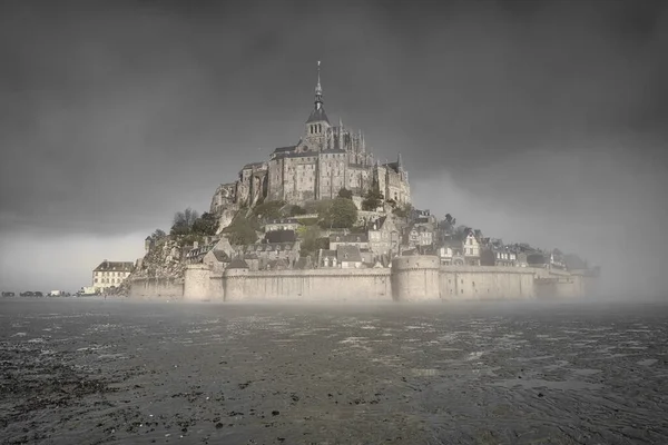 Una Mattina Nebbiosa Mont Santo Michel Normandia Francia — Foto Stock