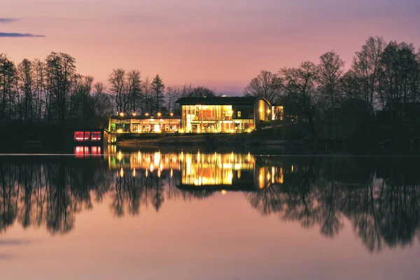 Noite Calma Pequeno Lago Com Hotel Iluminado Céu Vermelho — Fotografia de Stock
