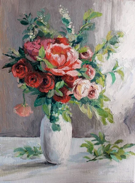 Yağlı boya tablo: beyaz vazodaki güller. Boya dokusu. Çiçekler empresyonist bir şekilde boyanmıştır. Parlak pastel renkler, yumuşak ışık.