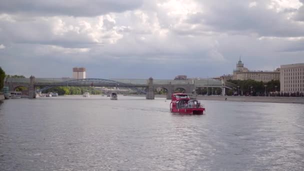 Plaisir drôle bateau rouge comme une botte flotte devant un ministère de la Défense de la Russie — Video