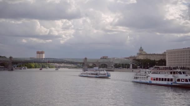 Zábavný člun pluje kolem ministerstva obrany Ruské federace — Stock video
