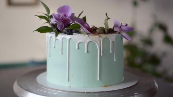 Vacker turkos kaka med blåbär och orkidéer, vit choklad — Stockvideo