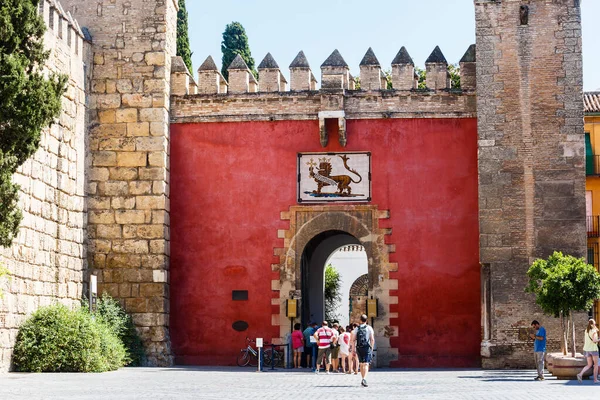 スペイン王ペドロ1世の紋章ライオン門からアルカサル庭園へ — ストック写真