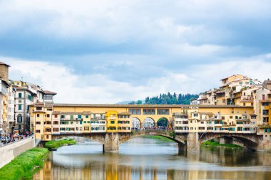 Ponte Vecchio 'da, Floransa' da, İtalya 'da büyük bir kalabalık var. Bahar bulutlu günü