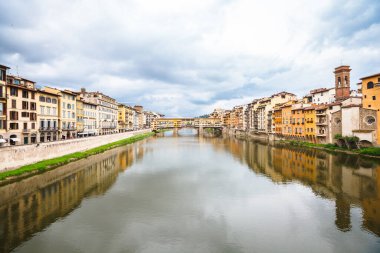 Ponte Vecchio 'da, Floransa' da, İtalya 'da büyük bir kalabalık var. Bahar bulutlu günü