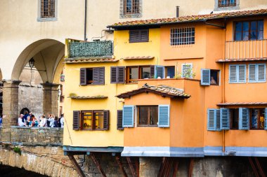 Ponte Vecchio, Floransa, İtalya 'dan. Pencereler, balkonlar, çiçekler