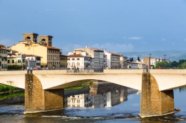 Ponte alle Grazie, Floransa, İtalya 'daki insanlar. Bahar bulutlu günü