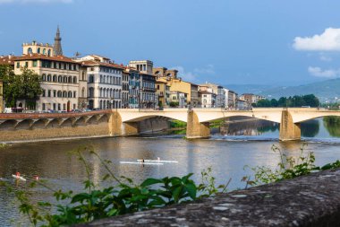 Ponte alle Grazie, Floransa, İtalya. Kano sporcuları Arno nehri boyunca at sürüyor