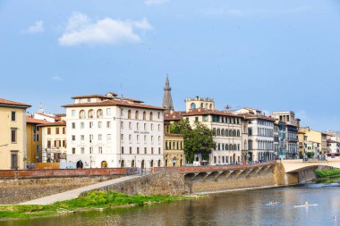 Ponte alle Grazie, Floransa, İtalya. Kano sporcuları Arno nehri boyunca at sürüyor