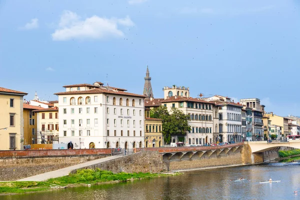 Ponte alle Grazie, Firenze, Italia. Gli atleti di kayak cavalcano lungo il fiume Arno Fotografia Stock