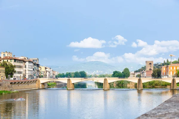 Vista panoramica di Ponte alle Grazie, Firenze. Primavera giornata nuvolosa Immagini Stock Royalty Free