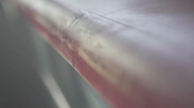 Ağaçların gölgeleri ahşap masada sallanıyor. Yaz rüzgarı, sakin ruh hali