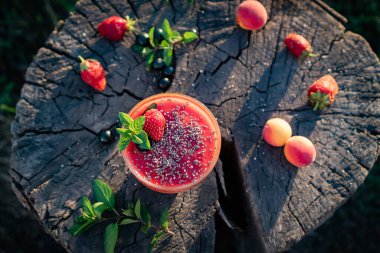 Renkli Çilek Kayısı Şekersiz Smoothie Chia Seeds ve Nane ile harmanlanmış