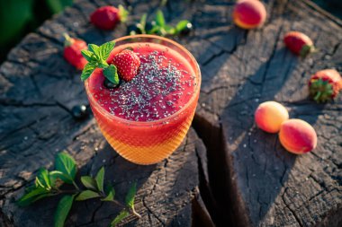 Renkli Çilek Kayısı Şekersiz Smoothie Chia Seeds ve Nane ile harmanlanmış