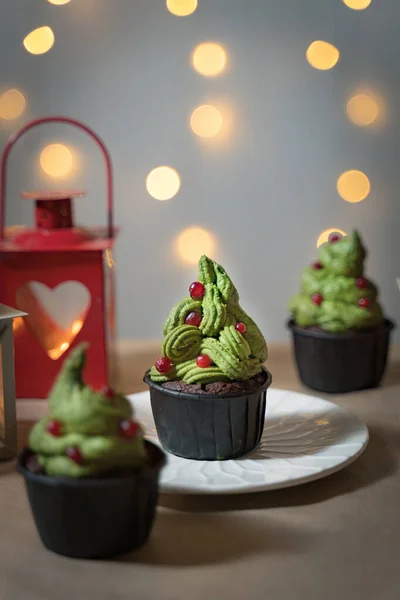 Christmas cupcake with green cream tree with red balls decoration of cowberry — Foto Stock