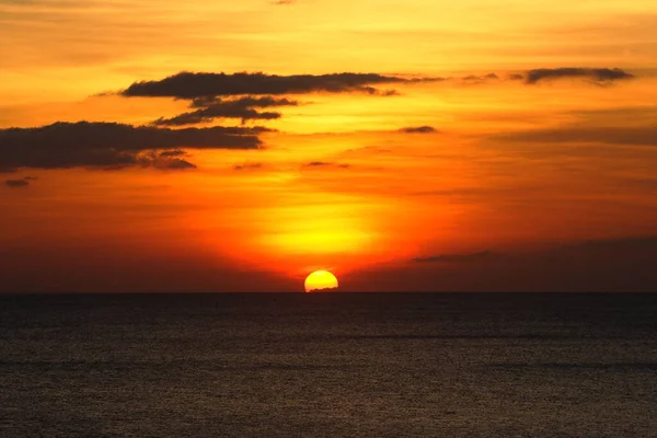 Pôr Sol Acima Mar Com Belo Céu Cor Laranja — Fotografia de Stock