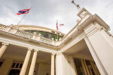 Bangkok Tren İstasyonu 'nun binası krem renkli. Rönesans sanatı ile karıştırılmış bir İtalyan kubbesi yap. Bangkok, Tayland 'ın eski tren istasyonu..