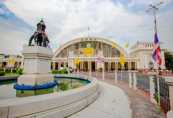 Monumento Rei Rama Frente Estação Ferroviária Banguecoque Construa Estilo Cúpula — Fotografia de Stock