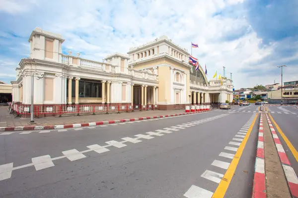 Bangkok Tren İstasyonu 'nun binası krem rengi ve kahverengi renklidir. Rönesans sanatı ile karıştırılmış bir İtalyan kubbesi yap. Bangkok, Tayland 'ın eski tren istasyonu..